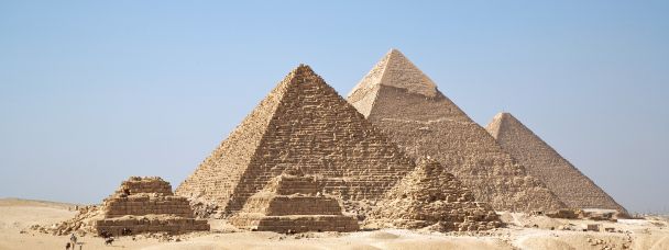 The Gizah pyramids photo, resized to 608×228